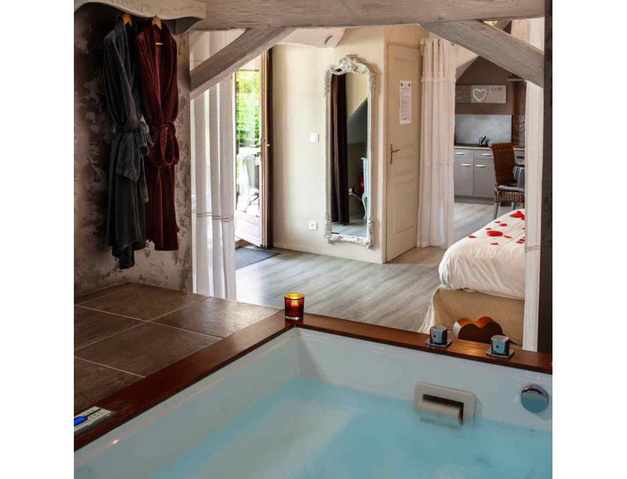 Le coffret cadeau détente "Suite Amour" dans notre Hôtel de Charme à 1h10 de Paris.